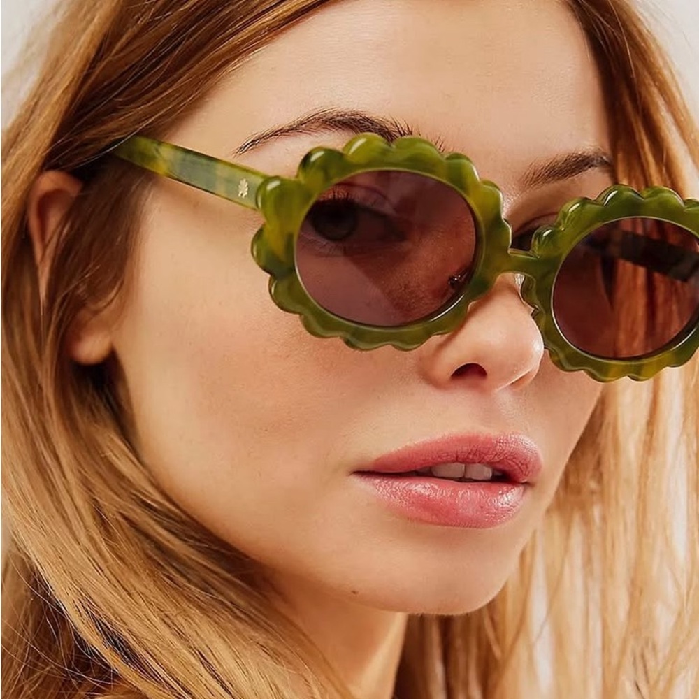 Lele Sadoughi Olive Scalloped Sunglasses
